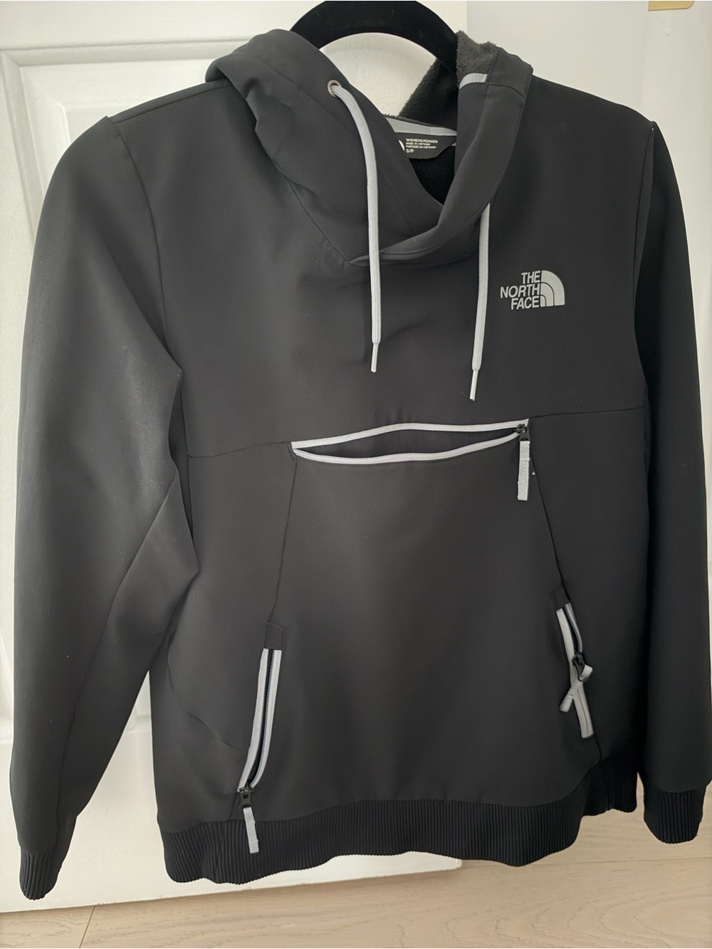 The North Face Women's Black Crewneck Pullover Windbreaker/Hoodie